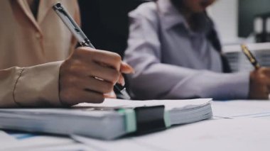 Finans belgesi ve mali muhasebe kavramının rakamlarını hesaplamak için hesap makinesi kullanan bir iş kadını