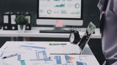 Finans belgesi ve mali muhasebe kavramının rakamlarını hesaplamak için hesap makinesi kullanan bir iş kadını