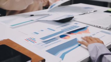 Finans belgesi ve mali muhasebe kavramının rakamlarını hesaplamak için hesap makinesi kullanan bir iş kadını