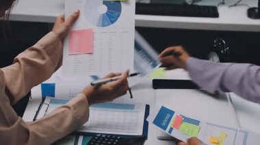 Finans belgesi ve mali muhasebe kavramının rakamlarını hesaplamak için hesap makinesi kullanan bir iş kadını