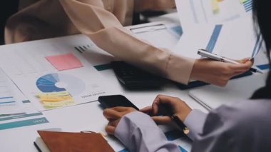 Finans belgesi ve mali muhasebe kavramının rakamlarını hesaplamak için hesap makinesi kullanan bir iş kadını