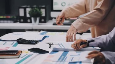 Finans belgesi ve mali muhasebe kavramının rakamlarını hesaplamak için hesap makinesi kullanan bir iş kadını