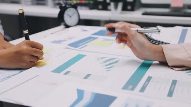 Finans belgesi ve mali muhasebe kavramının rakamlarını hesaplamak için hesap makinesi kullanan bir iş kadını