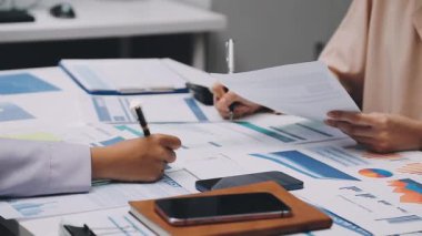 Finans belgesi ve mali muhasebe kavramının rakamlarını hesaplamak için hesap makinesi kullanan bir iş kadını