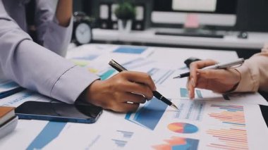 Finans belgesi ve mali muhasebe kavramının rakamlarını hesaplamak için hesap makinesi kullanan bir iş kadını