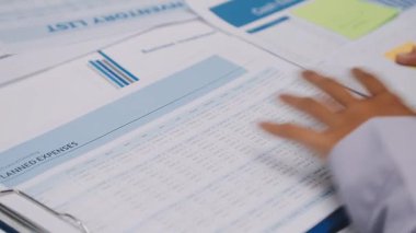 Finans belgesi ve mali muhasebe kavramının rakamlarını hesaplamak için hesap makinesi kullanan bir iş kadını