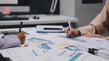 Finans belgesi ve mali muhasebe kavramının rakamlarını hesaplamak için hesap makinesi kullanan bir iş kadını