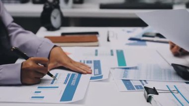 Finans belgesi ve mali muhasebe kavramının rakamlarını hesaplamak için hesap makinesi kullanan bir iş kadını