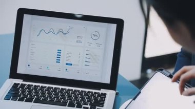 Finans belgesi ve mali muhasebe kavramının rakamlarını hesaplamak için hesap makinesi kullanan bir iş kadını