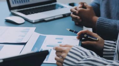 Finans belgesi ve mali muhasebe kavramının rakamlarını hesaplamak için hesap makinesi kullanan bir iş kadını