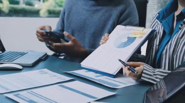 Finans belgesi ve mali muhasebe kavramının rakamlarını hesaplamak için hesap makinesi kullanan bir iş kadını