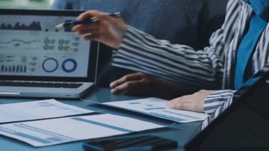 Finans belgesi ve mali muhasebe kavramının rakamlarını hesaplamak için hesap makinesi kullanan bir iş kadını