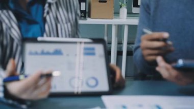 Finans belgesi ve mali muhasebe kavramının rakamlarını hesaplamak için hesap makinesi kullanan bir iş kadını