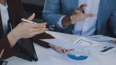 Finans belgesi ve mali muhasebe kavramının rakamlarını hesaplamak için hesap makinesi kullanan bir iş kadını