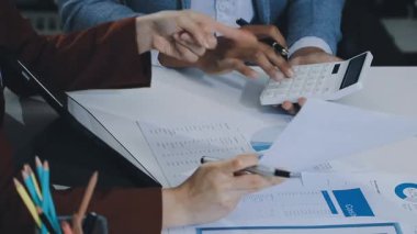 Finans belgesi ve mali muhasebe kavramının rakamlarını hesaplamak için hesap makinesi kullanan bir iş kadını