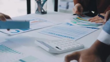 Finans belgesi ve mali muhasebe kavramının rakamlarını hesaplamak için hesap makinesi kullanan bir iş kadını