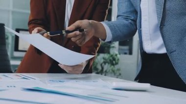 Finans belgesi ve mali muhasebe kavramının rakamlarını hesaplamak için hesap makinesi kullanan bir iş kadını