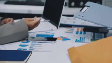 Finans belgesi ve mali muhasebe kavramının rakamlarını hesaplamak için hesap makinesi kullanan bir iş kadını