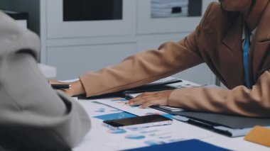 Finans belgesi ve mali muhasebe kavramının rakamlarını hesaplamak için hesap makinesi kullanan bir iş kadını