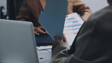 Finans belgesi ve mali muhasebe kavramının rakamlarını hesaplamak için hesap makinesi kullanan bir iş kadını