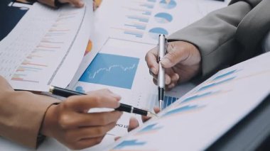 Finans belgesi ve mali muhasebe kavramının rakamlarını hesaplamak için hesap makinesi kullanan bir iş kadını