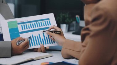 Finans belgesi ve mali muhasebe kavramının rakamlarını hesaplamak için hesap makinesi kullanan bir iş kadını