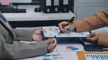 Finans belgesi ve mali muhasebe kavramının rakamlarını hesaplamak için hesap makinesi kullanan bir iş kadını