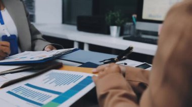 Finans belgesi ve mali muhasebe kavramının rakamlarını hesaplamak için hesap makinesi kullanan bir iş kadını