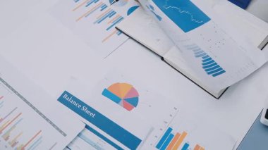 Finans belgesi ve mali muhasebe kavramının rakamlarını hesaplamak için hesap makinesi kullanan bir iş kadını