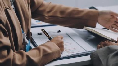 Finans belgesi ve mali muhasebe kavramının rakamlarını hesaplamak için hesap makinesi kullanan bir iş kadını