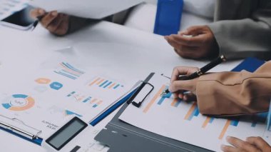 Finans belgesi ve mali muhasebe kavramının rakamlarını hesaplamak için hesap makinesi kullanan bir iş kadını