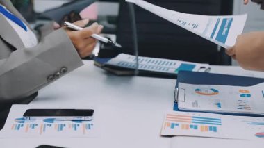 Finans belgesi ve mali muhasebe kavramının rakamlarını hesaplamak için hesap makinesi kullanan bir iş kadını