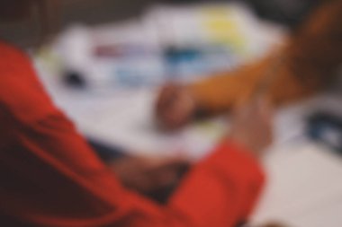 Uxui tasarımcılarından oluşan bir ekip bilgisayar ekranını işaret ederek ofiste yeni mobil uygulama tasarımını tartışıyor.