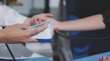 Teste gir, elinden geleni yap. Evde tansiyon ölçer ile yaşlı bir kadını muayene eden bir doktorun fotoğrafı..