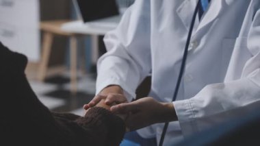 Doktor steteskop kullanarak hastayı muayene, sonuç gösterme ve tedavi yöntemi, sağlık ve tıbbi konsept ile kontrol ediyor.