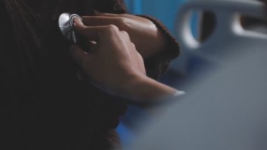 Doktor steteskop kullanarak hastayı muayene, sonuç gösterme ve tedavi yöntemi, sağlık ve tıbbi konsept ile kontrol ediyor.