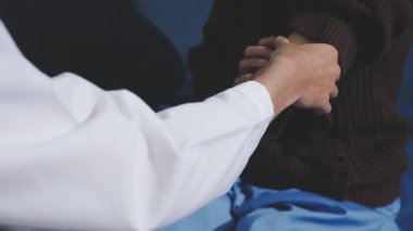 Doktor steteskop kullanarak hastayı muayene, sonuç gösterme ve tedavi yöntemi, sağlık ve tıbbi konsept ile kontrol ediyor.