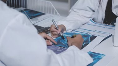 Doktorlar ofiste toplantı yapıyor, yakın plan.