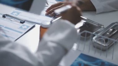 Doktorlar ofiste toplantı yapıyor, yakın plan.