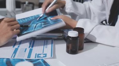 Doktorlar ofiste toplantı yapıyor, yakın plan.