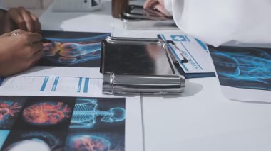 Doktorlar ofiste toplantı yapıyor, yakın plan.