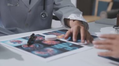 Doktorlar ofiste toplantı yapıyor, yakın plan.