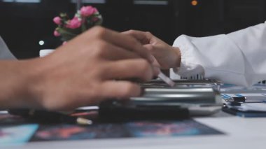 Doktorlar ofiste toplantı yapıyor, yakın plan.