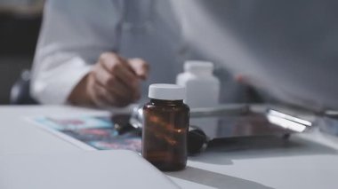 Doktorlar ofiste toplantı yapıyor, yakın plan.