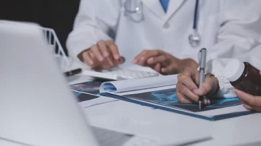 Doktorlar ofiste toplantı yapıyor, yakın plan.