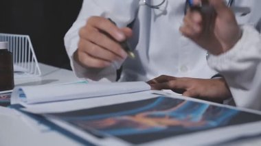 Doktorlar ofiste toplantı yapıyor, yakın plan.