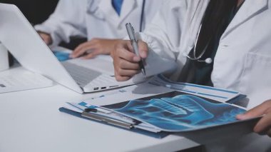 Doktorlar ofiste toplantı yapıyor, yakın plan.