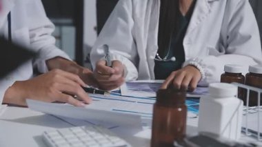 Doktorlar ofiste toplantı yapıyor, yakın plan.