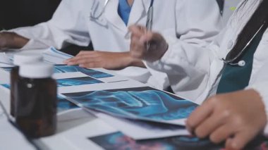 Doktorlar ofiste toplantı yapıyor, yakın plan.