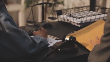 Hukuk teması, hakimin tokmağı, kolluk kuvvetleri, kanıt temelli davalar ve dikkate alınan belgeler.